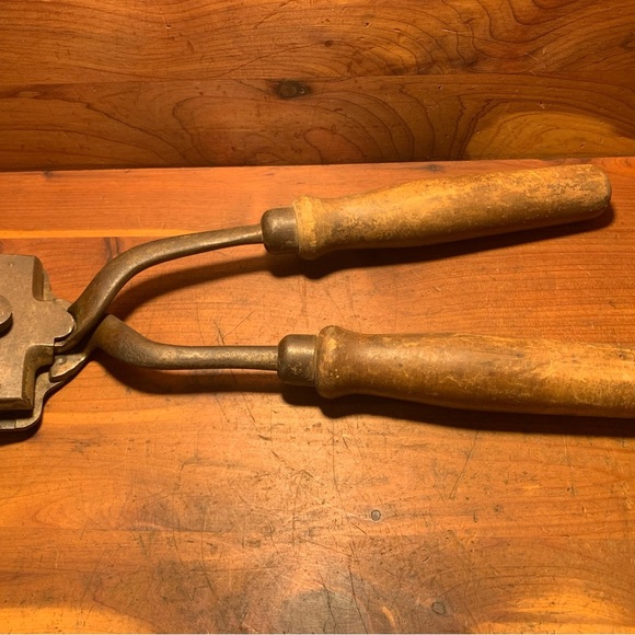 Vintage Manuel Horse Sheers with Wooden Handles - Picture 2 of 8